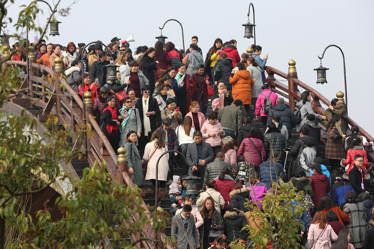 国庆出游避堵攻略：如何避免人山人海？