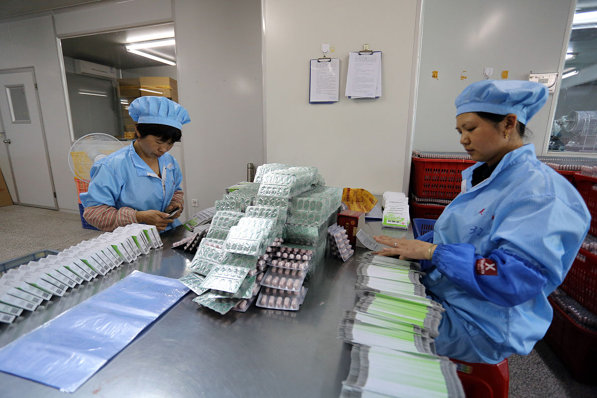 散剂按组成药味多少来分类可分为 A、分剂量散与不分剂量散 B、单散剂与复散剂 C、溶液散与煮散D、吹散与内服散 E、内服散和外用散