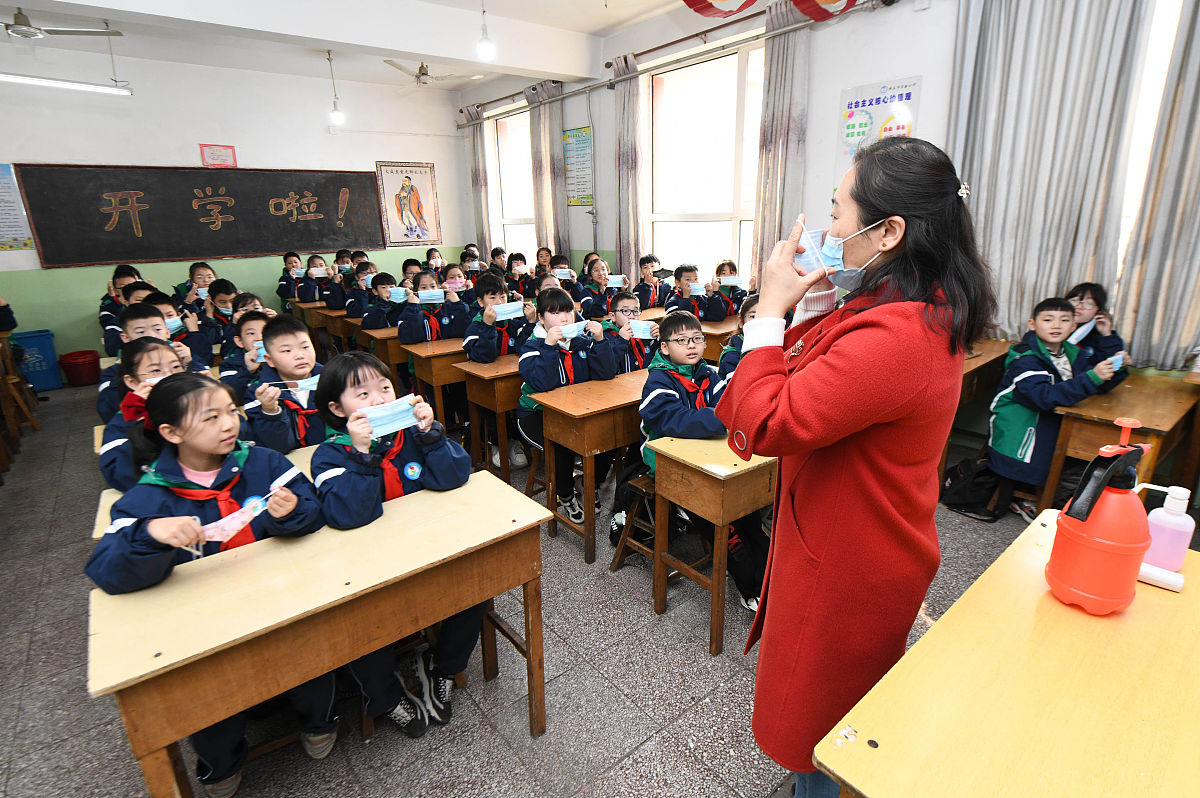 2022年2月28日,河北省石家庄新乐市实验小学五年级8班学生在上"开学第