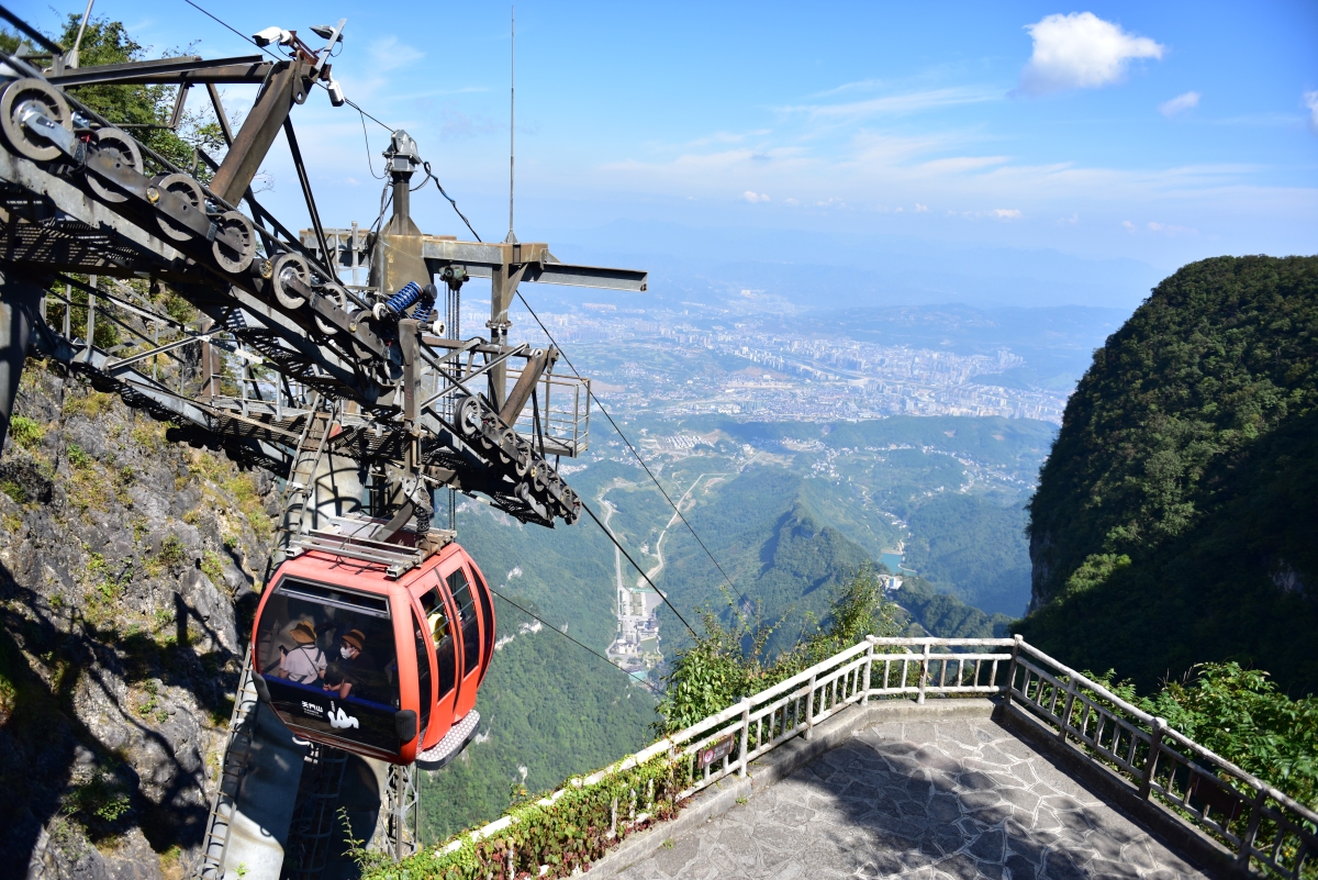 而当踏上张家界天门山这片神秘土地,仿佛置身于时光隧道中,与古今交错