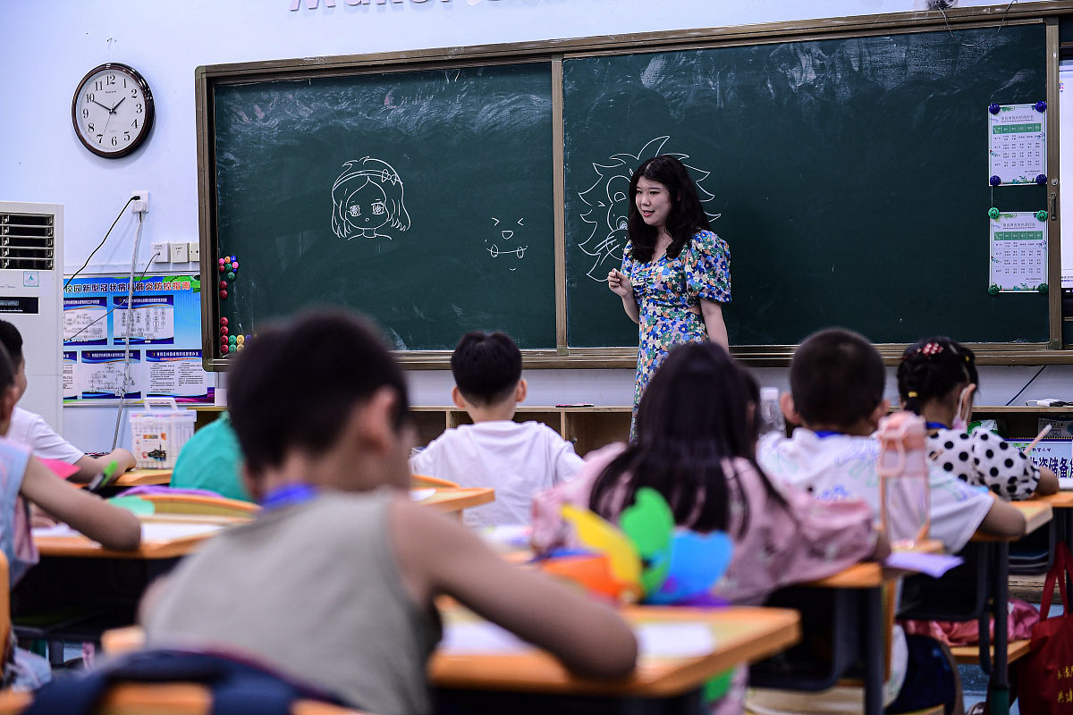 2021年7月23日,沈阳勋望小学,托管班的小朋友在上课.