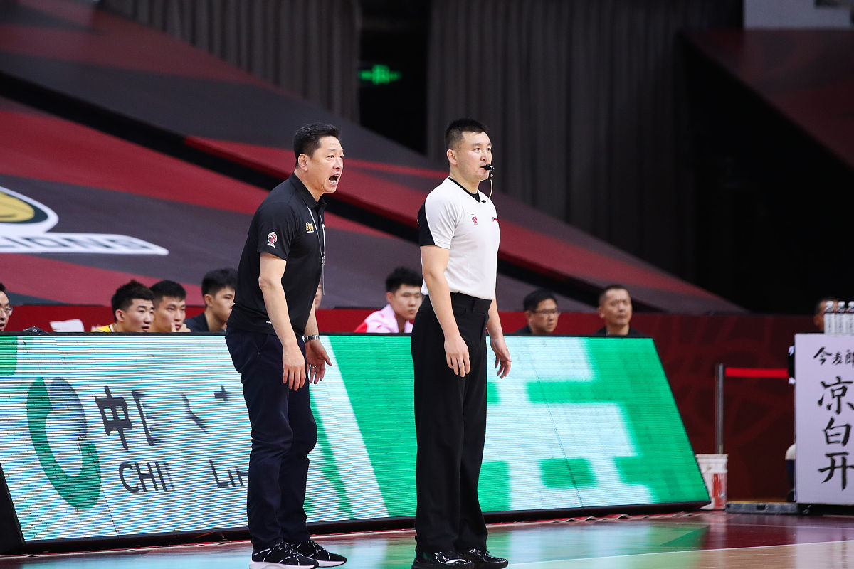 尴尬瞬间：曹磊闻石凯臭袜，友情面临考验？
