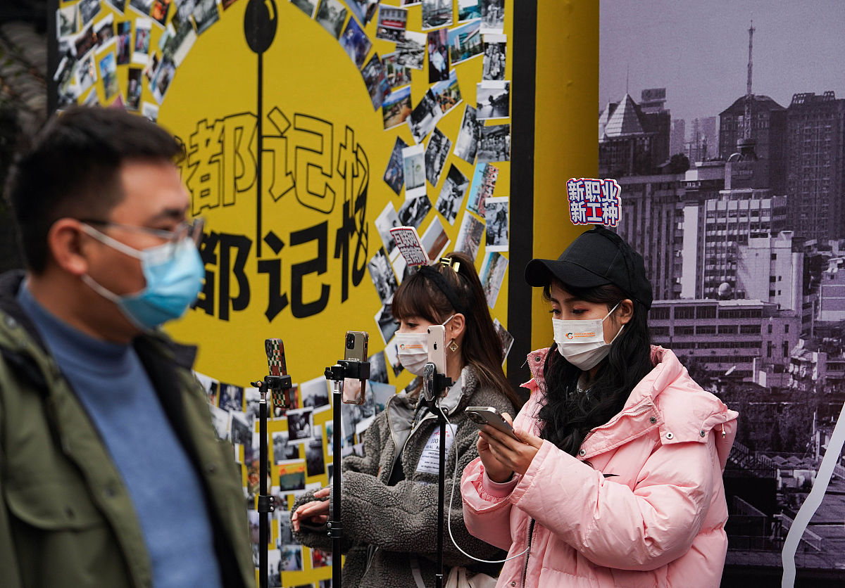 2022年1月12日,在成都宽窄巷子,两名网络主播在直播.