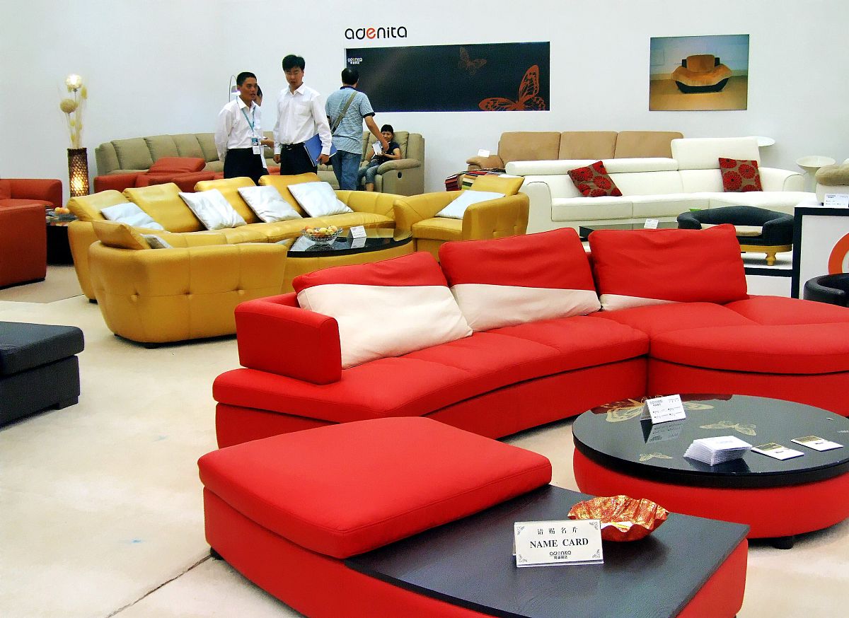 哪些常见品牌或厂家生产人造皮沙发？