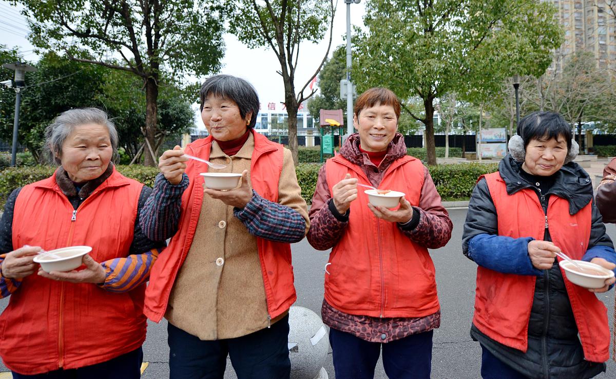2022年1月6日,合肥市庐阳区双岗幼儿园源水分园门口,环卫工人在品尝腊