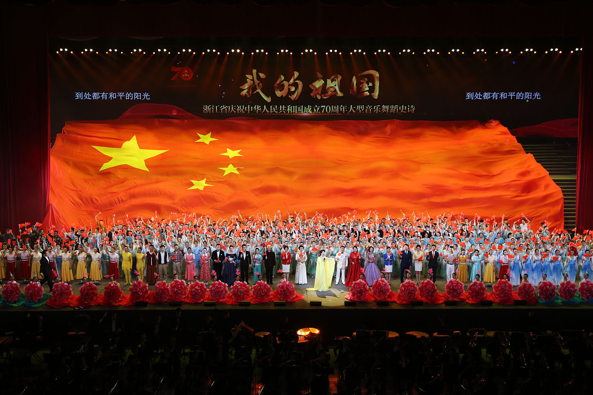 给我写一篇以混声合唱张名河 傅磐版本的《祖国万岁》的艺术特征与演唱分析为题目的论文要求8000字