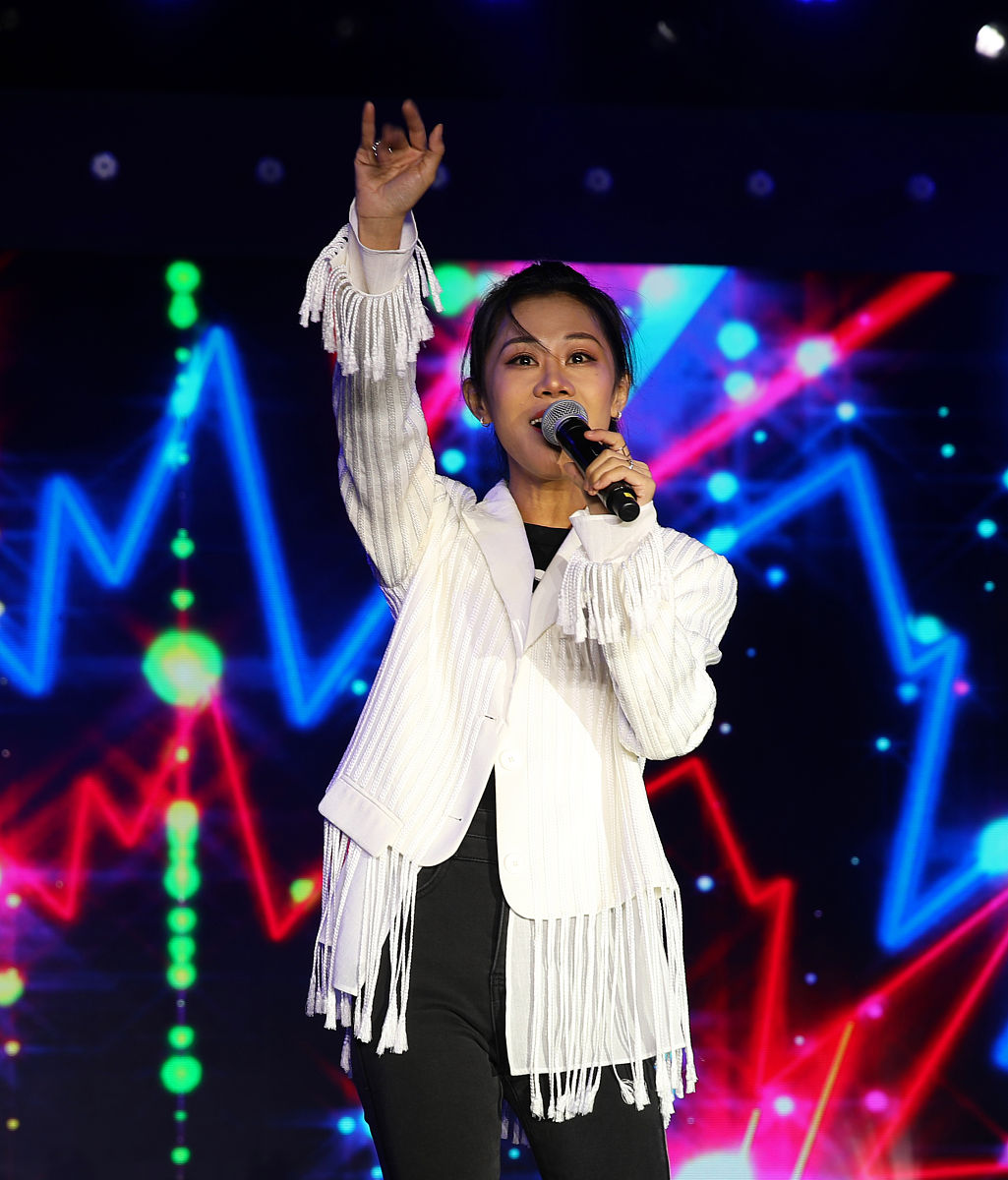 2020年11月21日晚,湖北,爆红歌曲《少年》原唱美女唱作歌手梦然空降湖