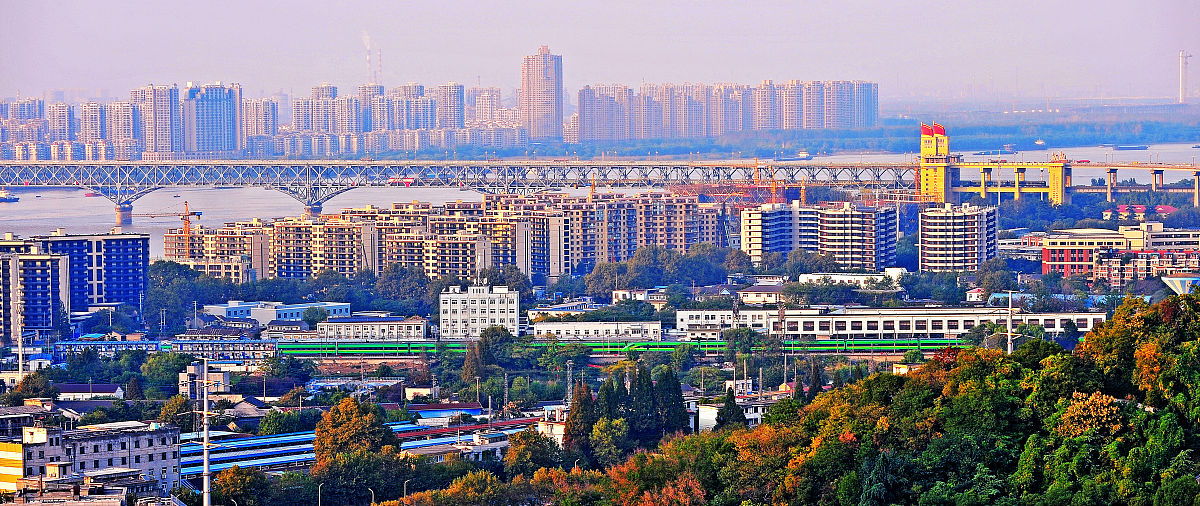 2019年10月23日,江苏省南京市,远眺扬子江畔的下关地区.
