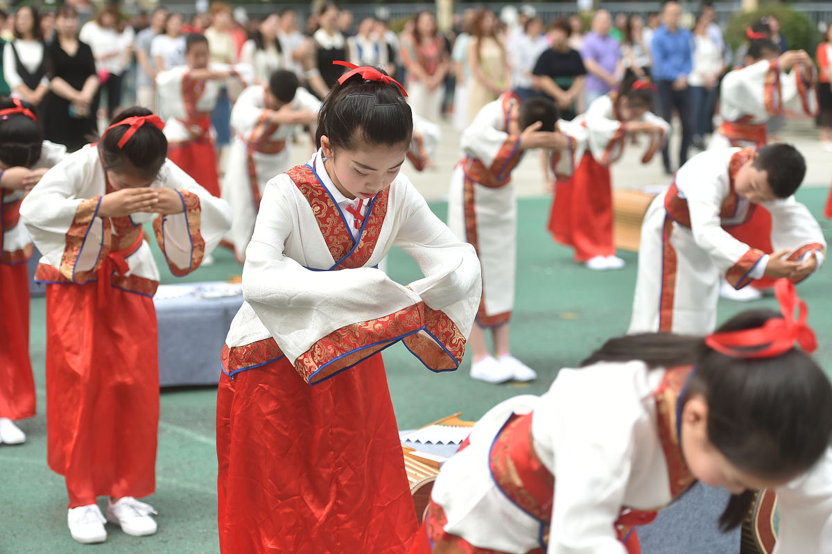 女子作揖的正确姿势：礼仪指南