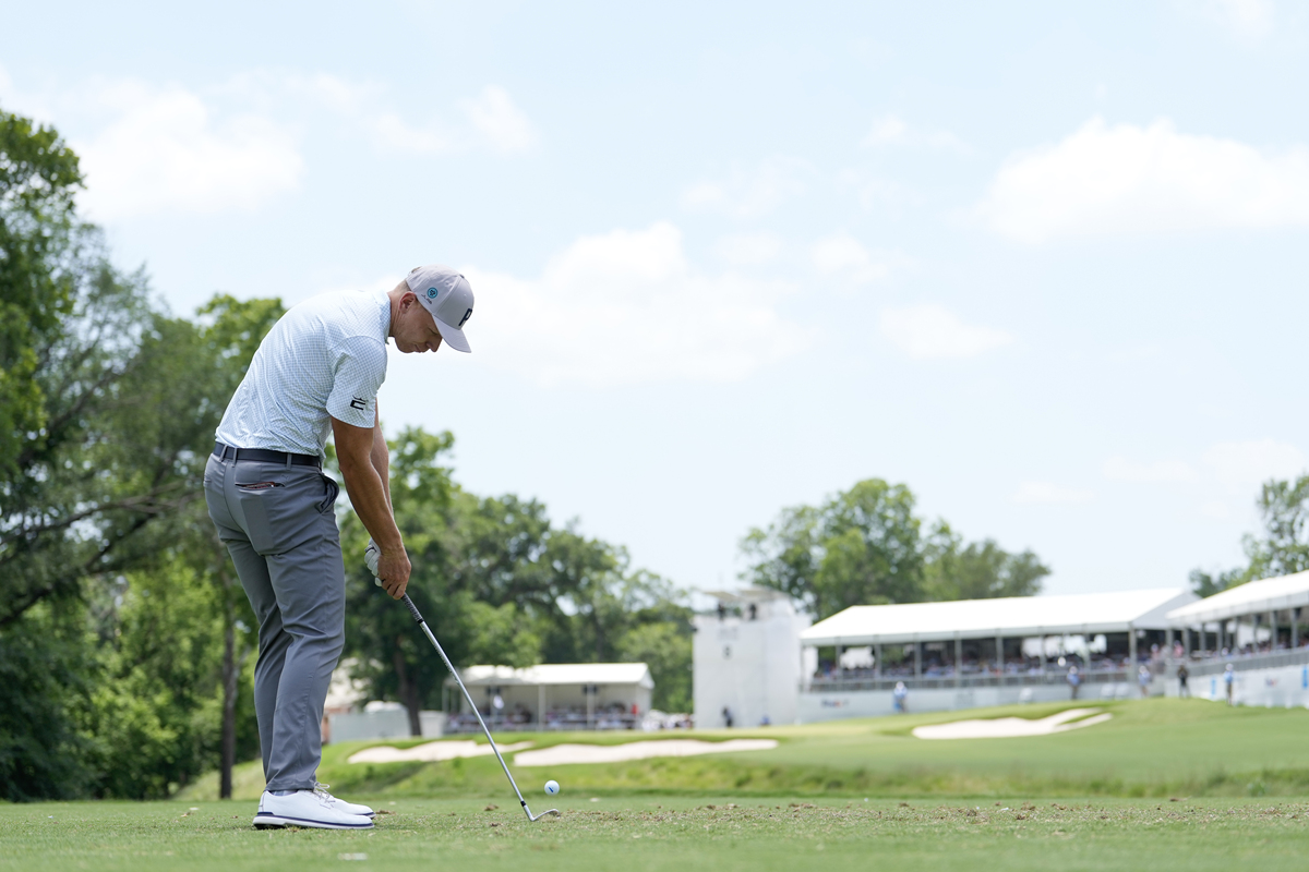 今天早上的行动战胜了雨水完成了球道的切割和施肥。果岭进行 Sarel 滚动将更多的沙子放入轮廓中然后进行滚动