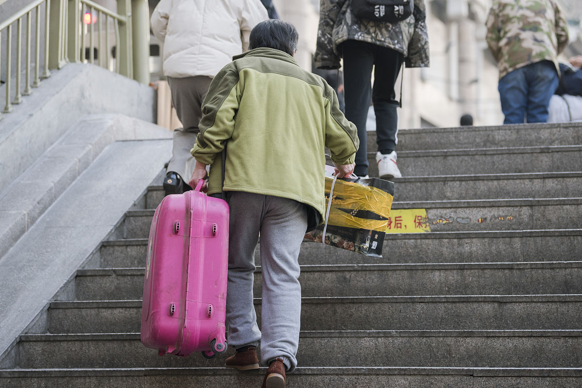 仿照下面这段话写一段抒情的文字。小时候总想着离开追寻自己的一片天地；长大了流浪过很多地方和很多人擦肩而过但最能抚慰我们的还是家人的一句话回来就好