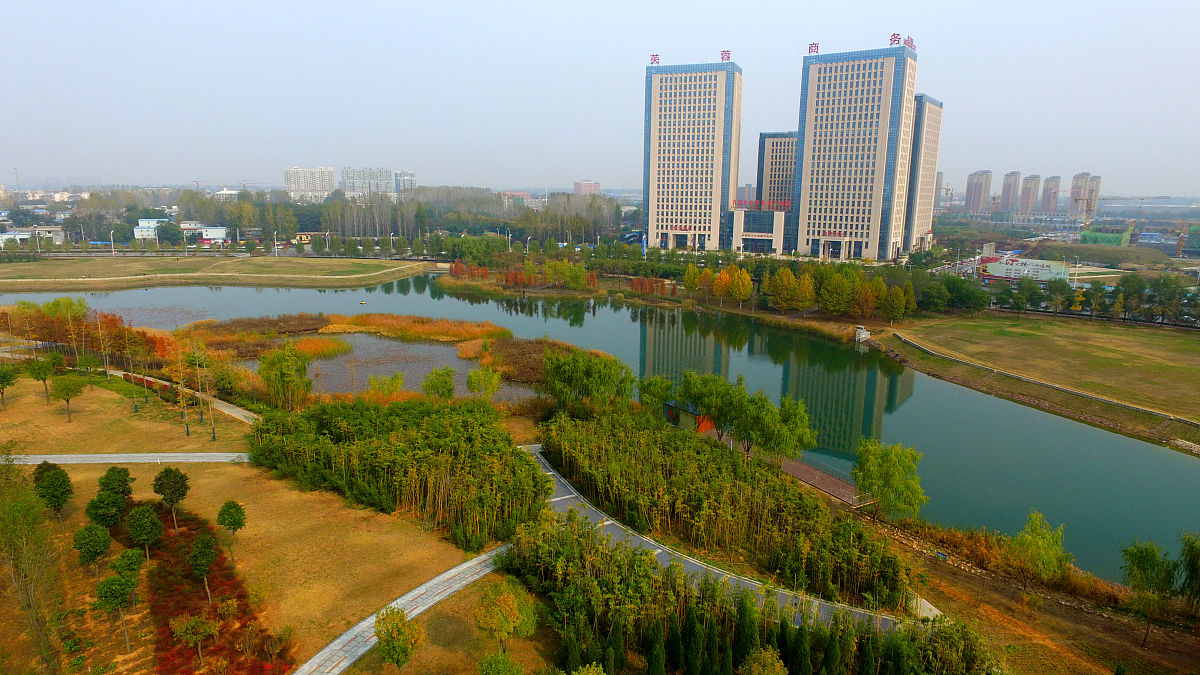 2018年11月14日,河南许昌,航拍芙蓉湖畔色彩斑斓,美景如画.
