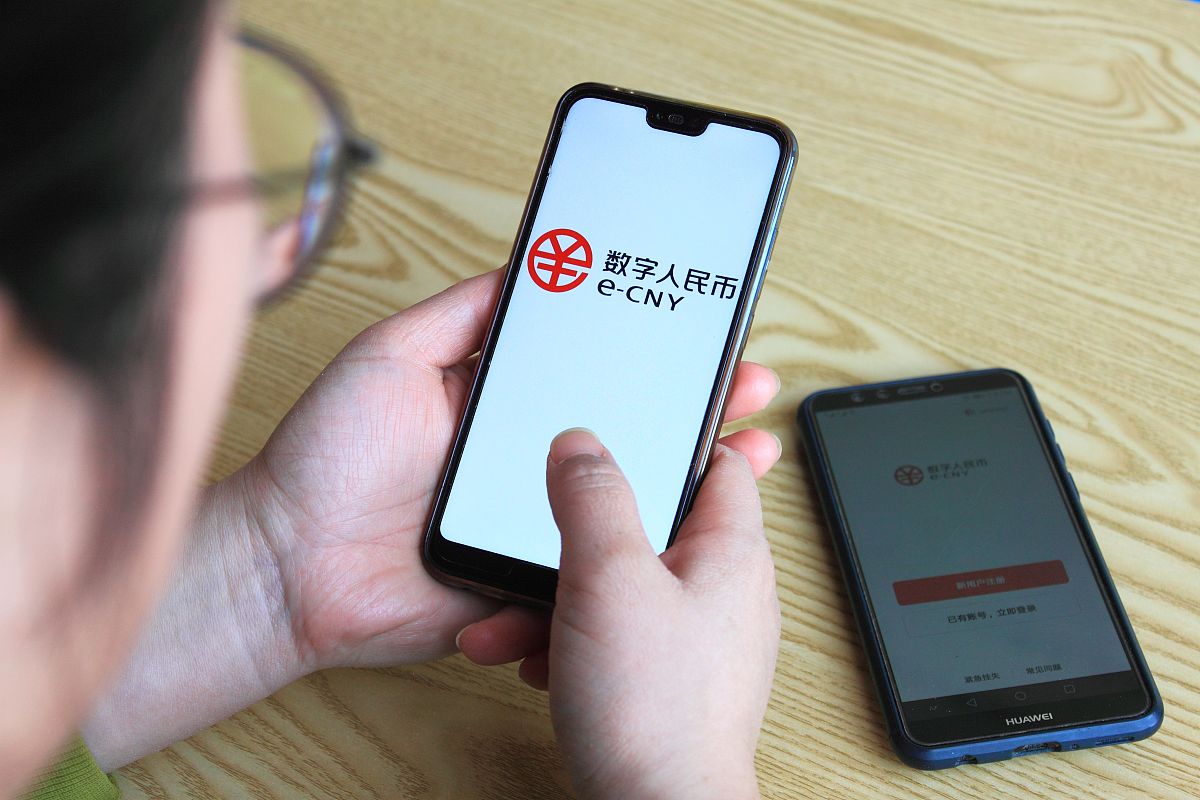2022年1月4日,北京,市民在手机下载并注册体验数字人民币(试点版)app.
