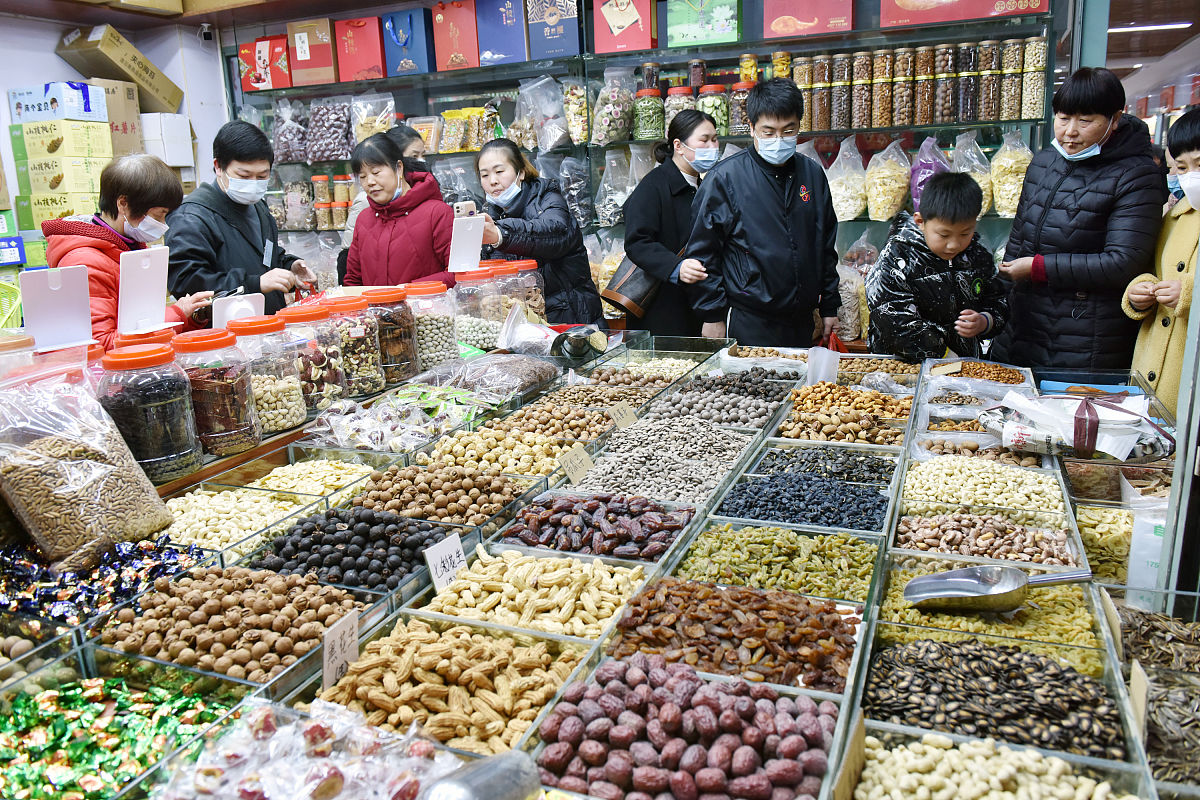 2022年1月15日,市民在浙江省金华市新农贸市场采购食品.