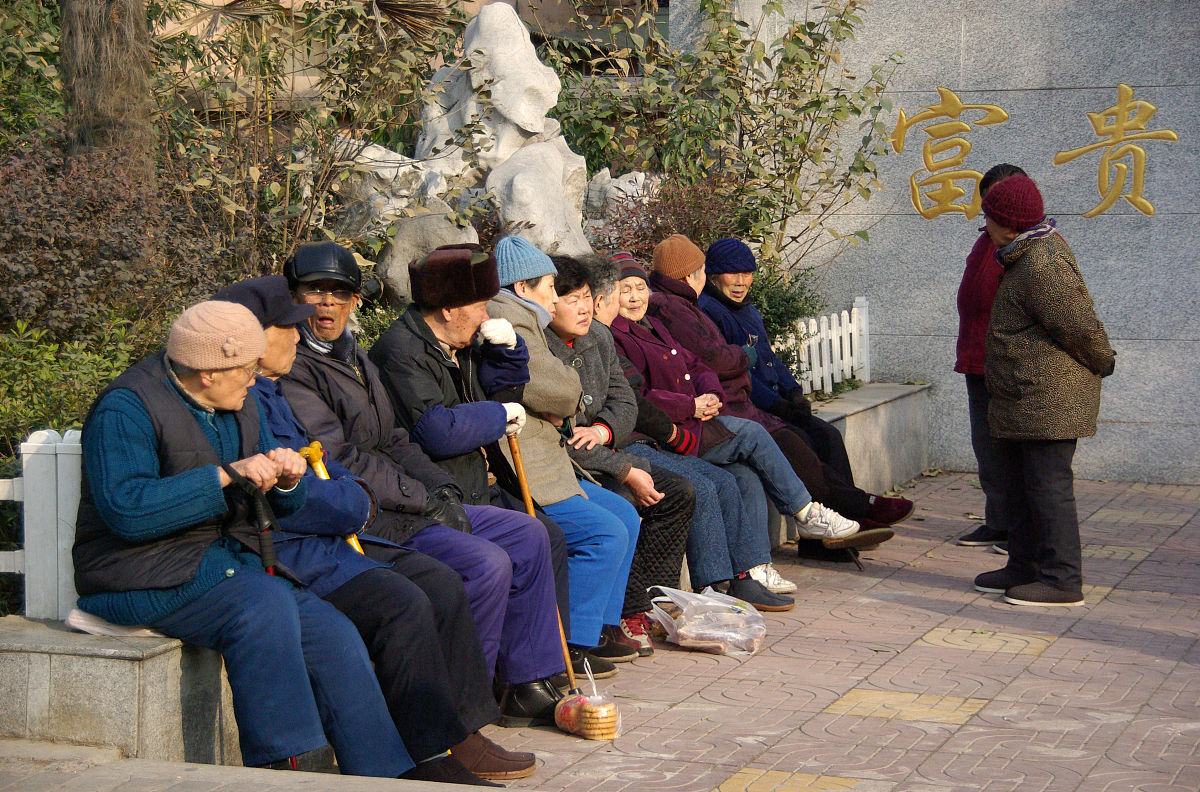 如今早已不是父母在不远游的时代面对激烈的社会竞争和快速的生活节奏孩子们为了谋生和获得更好的发展被迫长期在外学习和工作从而与父母分离。即使是那些与父母生活在一起的子女也常常因为现代生活的高压力而无法照顾父母导致中国出现了很多空巢老人和独居老人。可以预见随着现代化进程的持续中国的空巢老人和独居老人规模还将继续攀升。