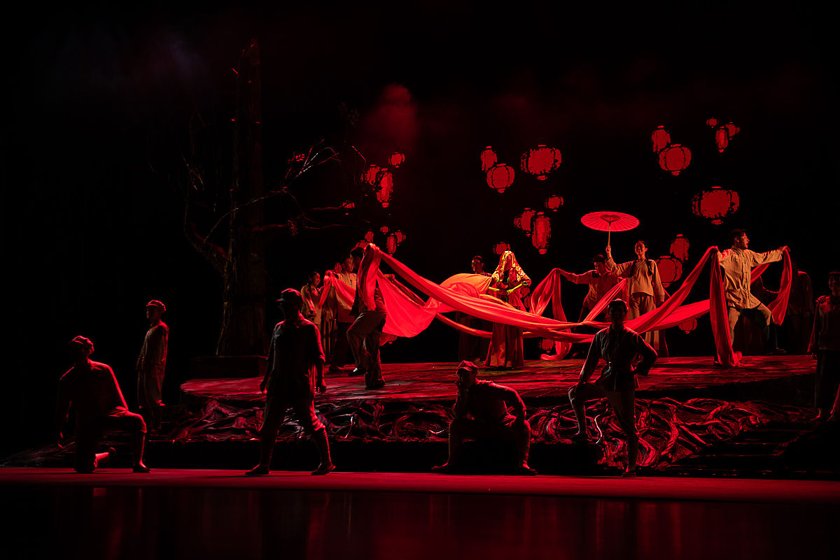 穿越成军政文工团的小说