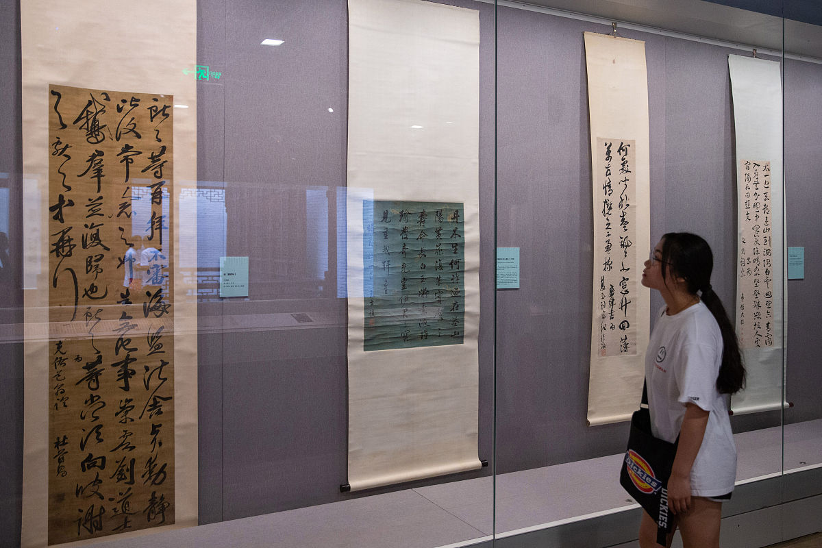 2019年7月2日,南京,观众在展览上参观展出的书法作品.