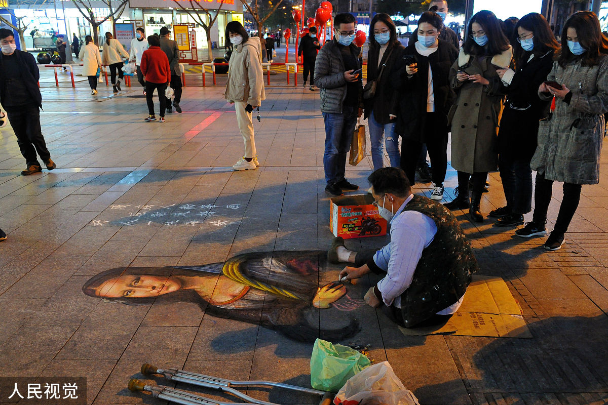 用诗句来评价一下蒙娜丽莎的微笑这副画