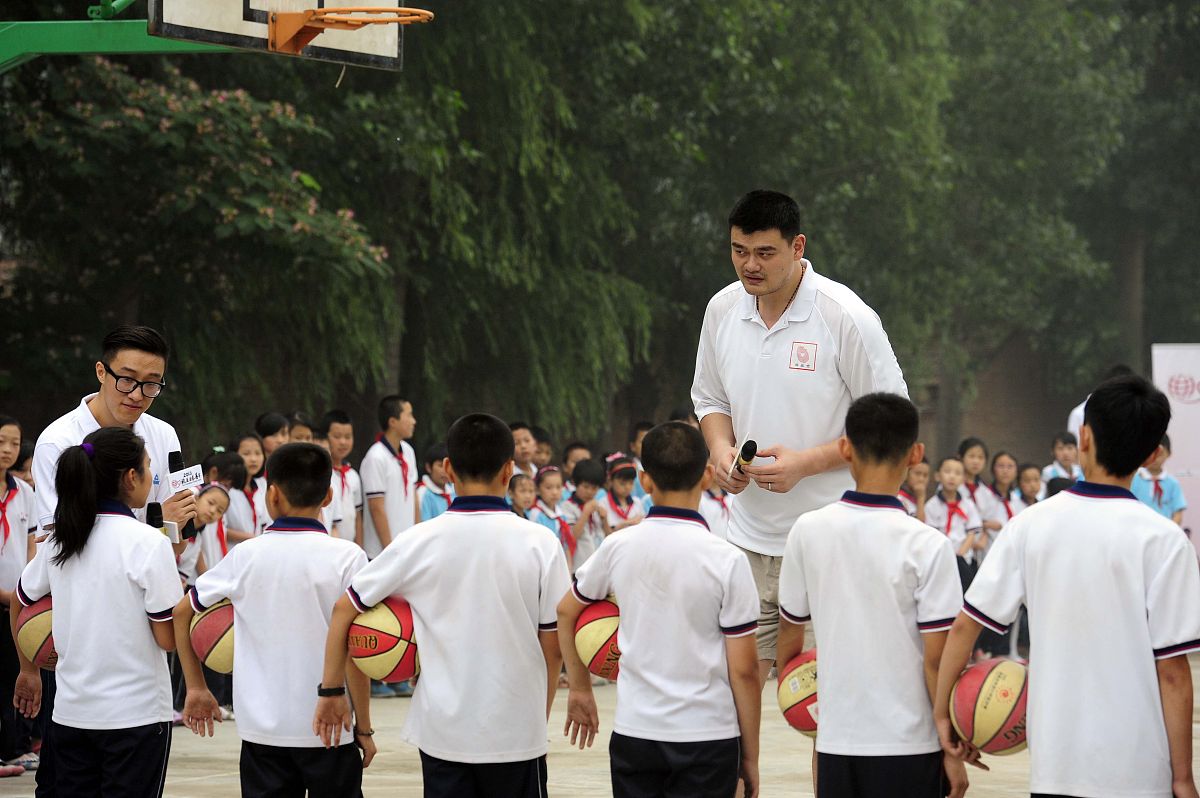 2013年6月30,北京,2013姚基金慈善赛探访校园活动举行.姚明正在接受小