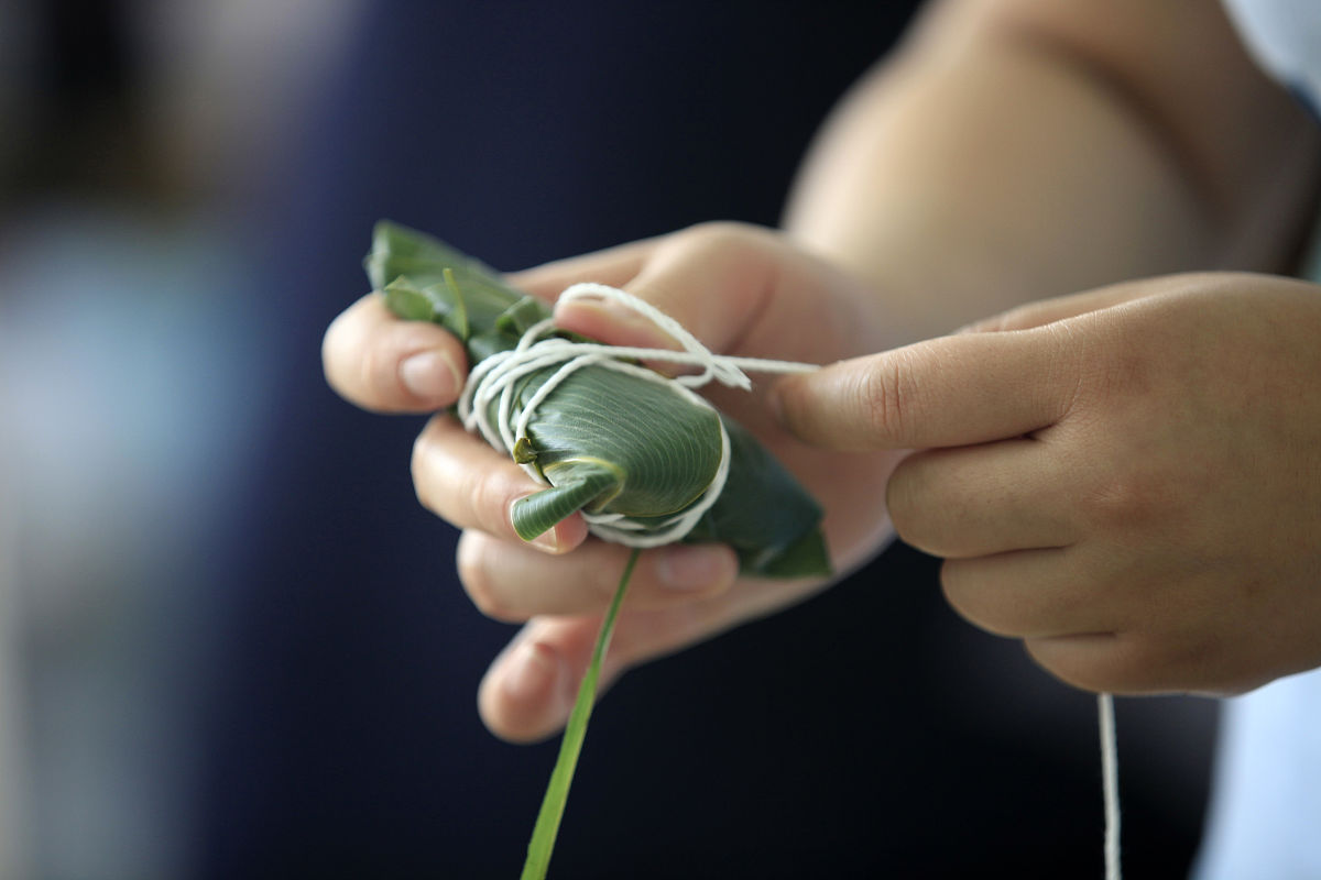 大学生端午包粽子心得：从零基础到成功包出美味粽子