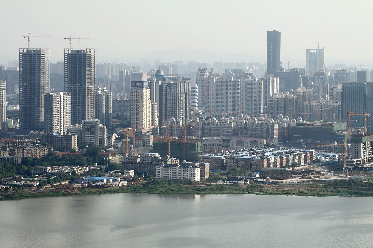 2012年8月19日,湖北武汉,鳞次栉比的楼盘.