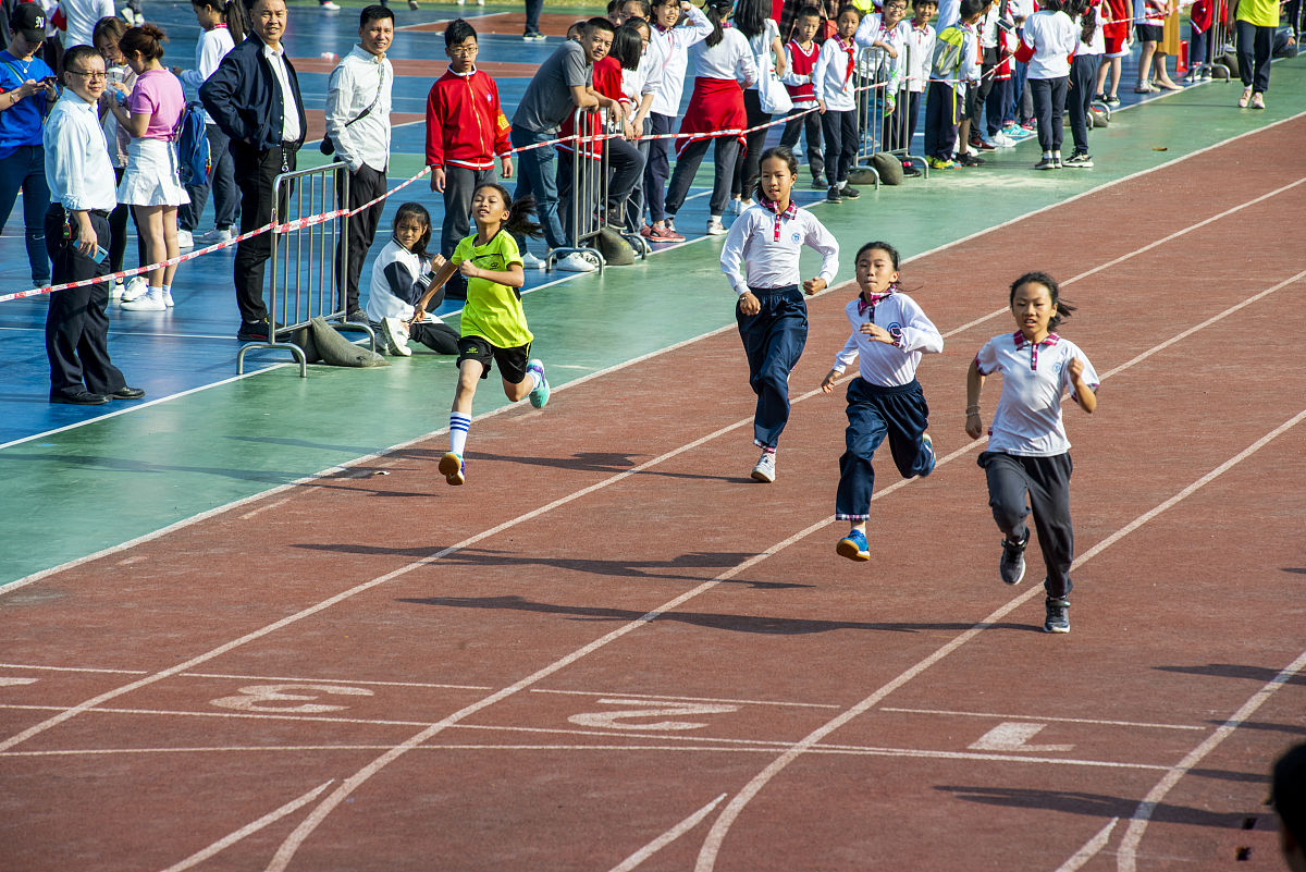 小学运动会四年级2班致运动员按项目撰写3篇