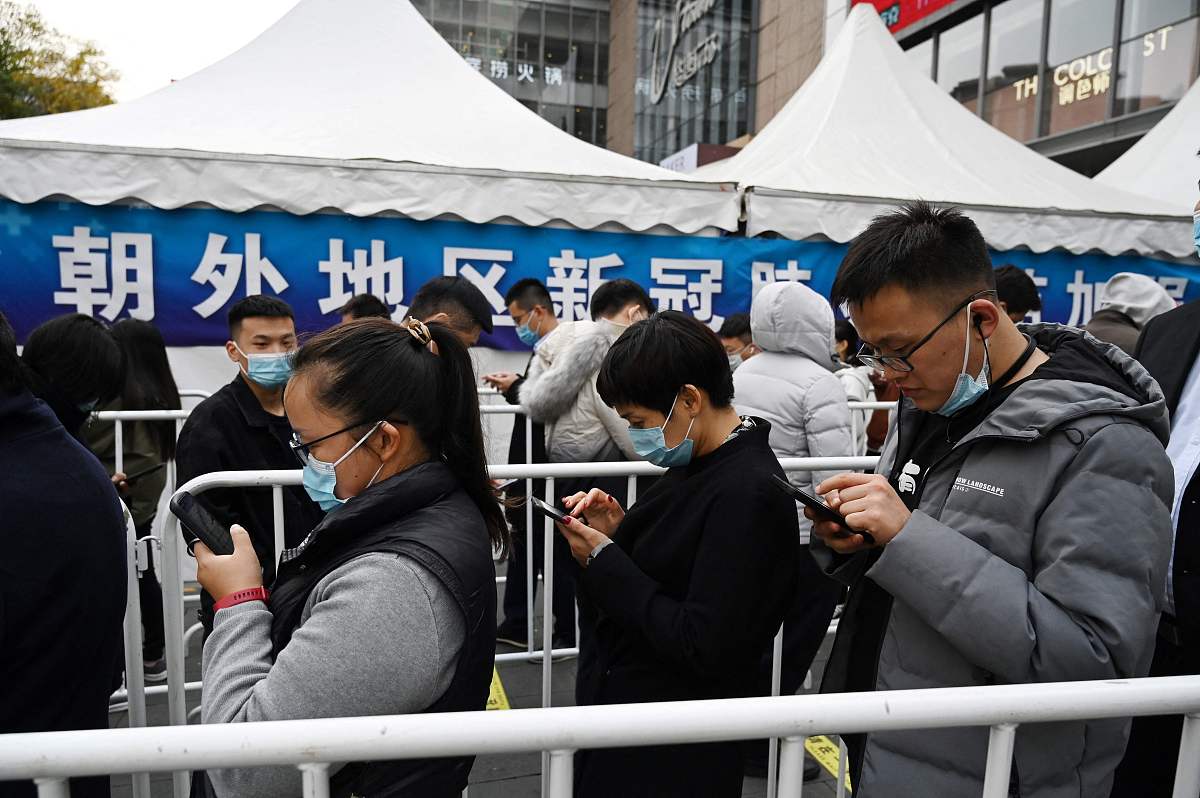 2021年11月1日,北京,当地民众排队接种新冠疫苗加强针.据北京市卫健委