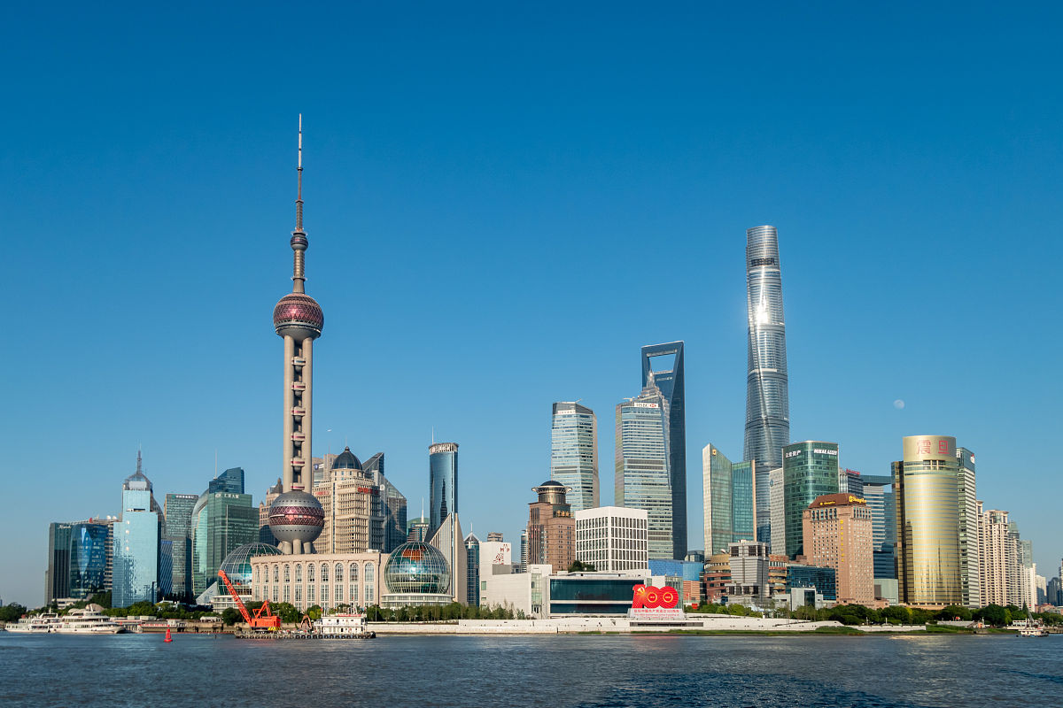 2021年6月22日,上海,外滩景观平台上众多游客正在赏景,陆家嘴摩天大楼