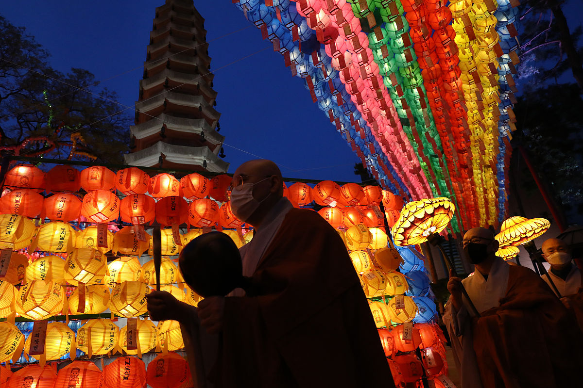当地时间2021年5月6日,韩国首尔,佛诞节将至,僧侣与民众手持花灯迎接