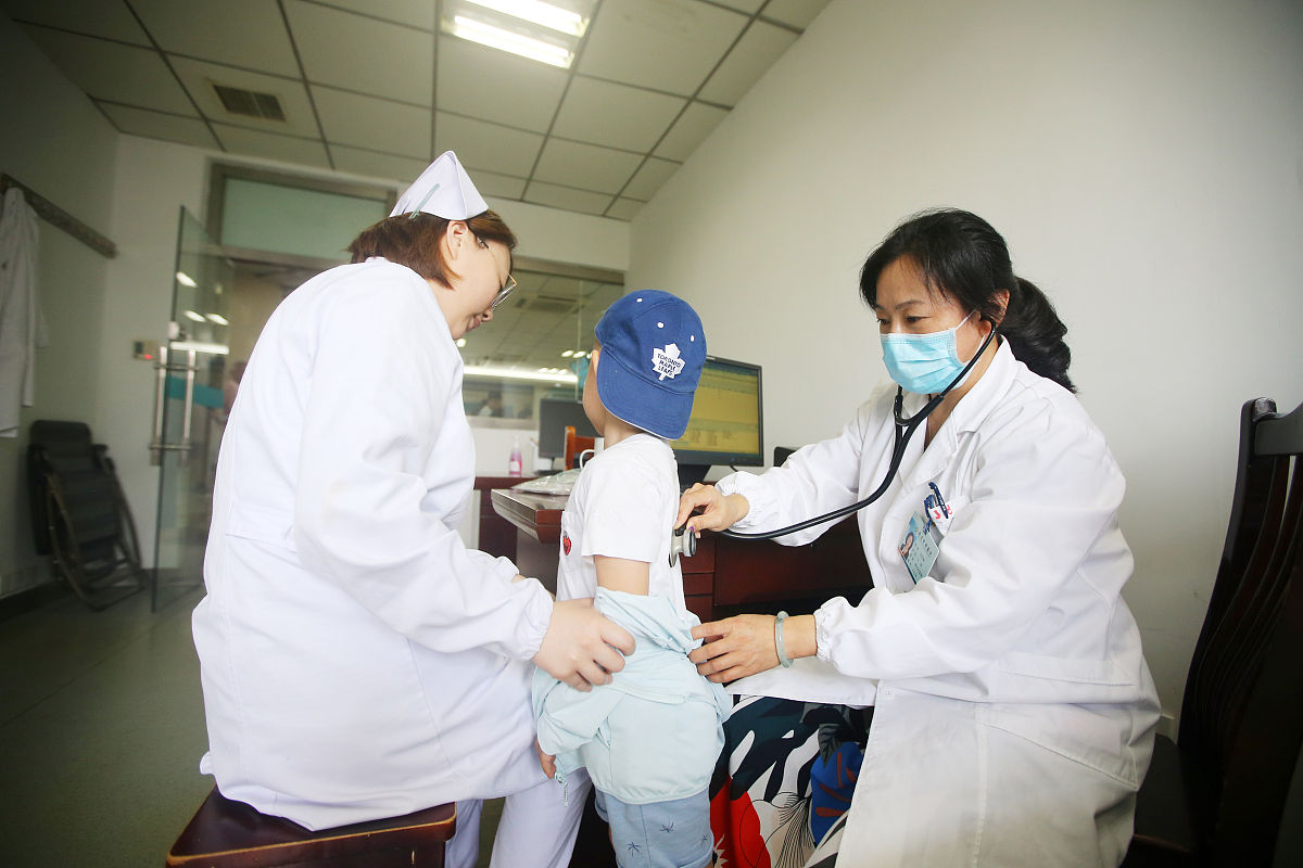 赵雅回到原来的沙发上坐下我则是跟着张医生来到小房间里。房间里有一张病床和一些医疗器械张医生让我坐在病床上自己则是把房间门给关上了。我尴尬地坐在病床上显得有些手足无措。张医生则是用命令的口吻对我说道：你还愣着干嘛啊？脱下裤子检查吧。没办法我只能按照张医生的吩咐行动。张医生看了一眼后笑着说道：看来你本钱不错嘛。说着张医生凑近了些开始仔细检查。大概两分钟后张医生便说道：你这个问题其实不严重最主要的原因其