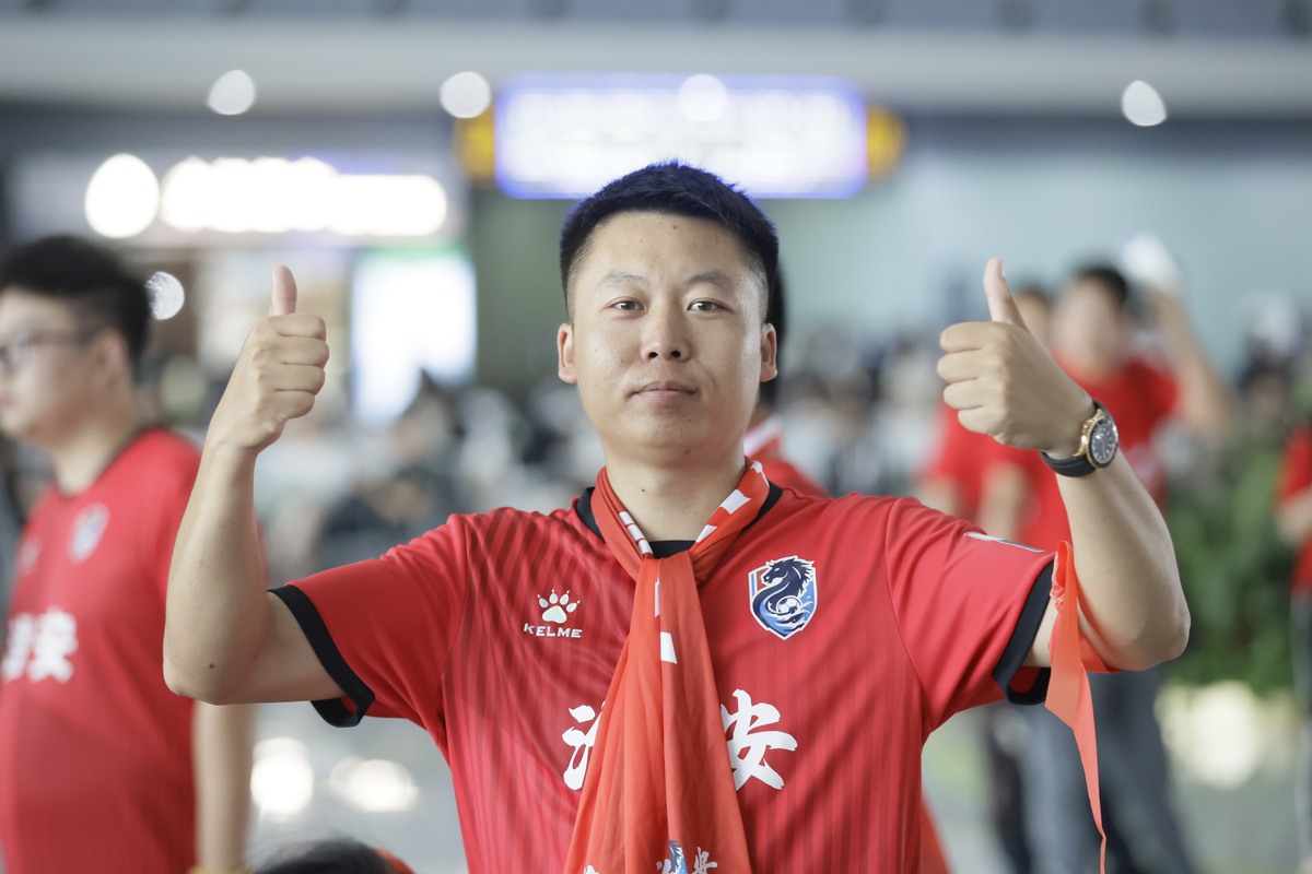 陈洲：上海申花主力后卫，兼具商业与公益的优秀青年