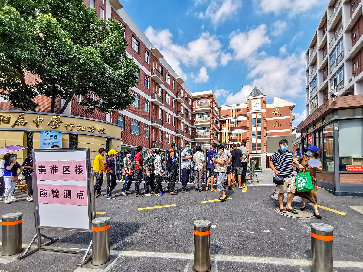 2021年7月22日,南京,南师附中行知校区东二门(长巷西街)的核酸检测点,
