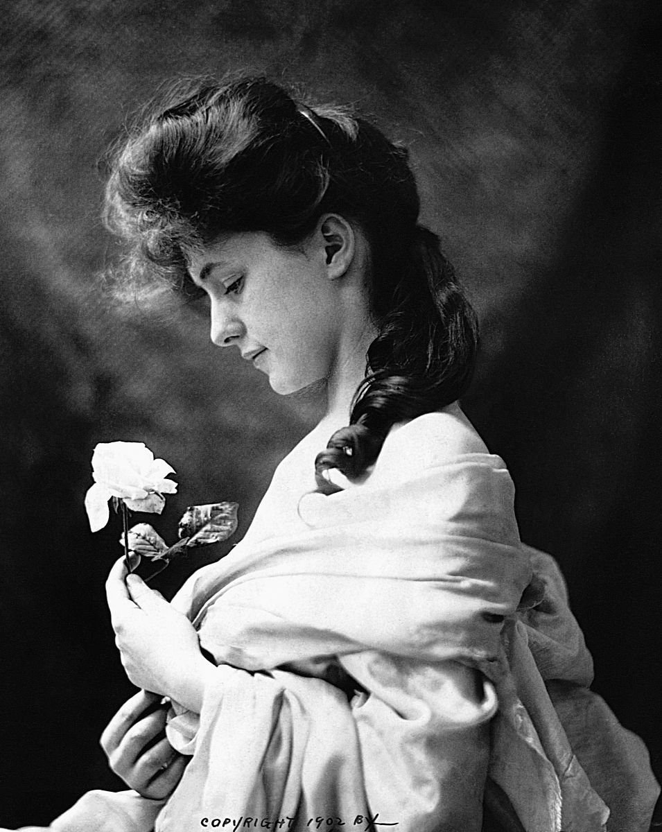 列举玛格丽特·阿特伍德的小说《The penelopiad：The Myth of Penelope and Odysseus》中的故事人物含对应的汉语名字及其所患病症并进行详细描述。