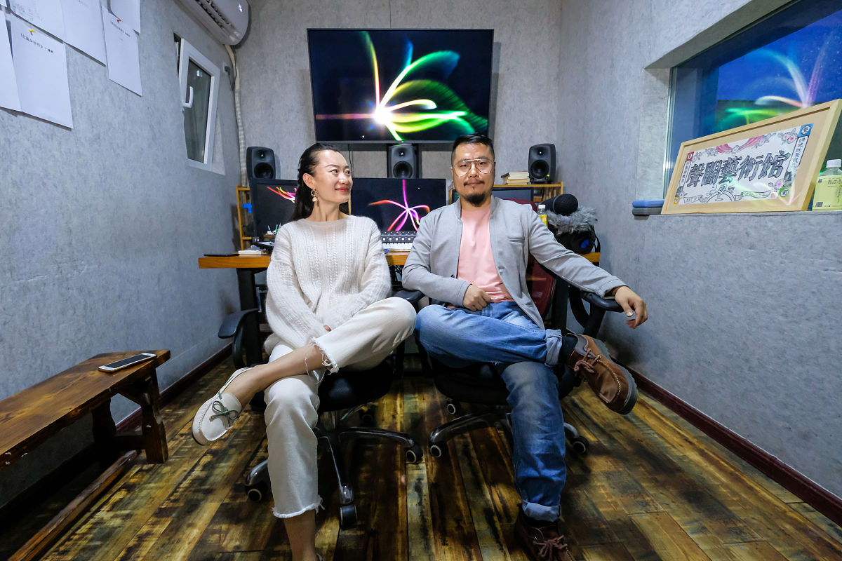 这句话 '我会在几分钟内从我位于地下室的健身房发给你' 的意思是什么？