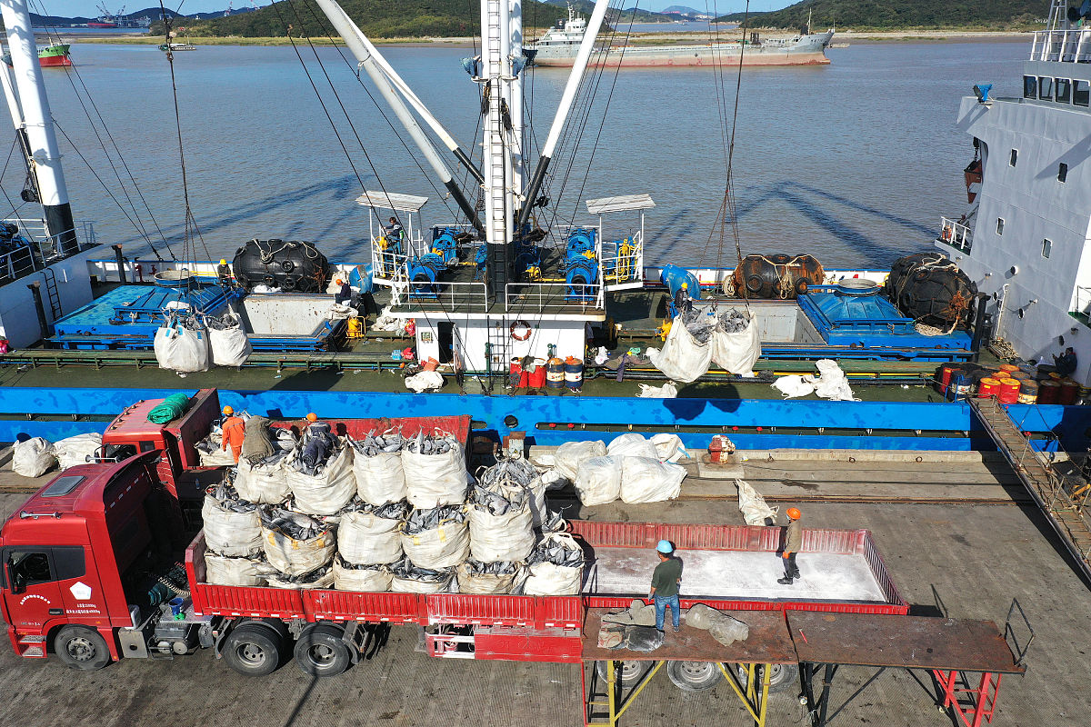 请翻译该轮本准备在卸货期间更换船旗但是由于事故发生在更换船旗前船级社需要在修理完成后才能继续更换船旗。根据代理消息相关更换船旗手续最终于28日1450hrs完成。由于等sailing channel该轮最终于当日1930时离开。