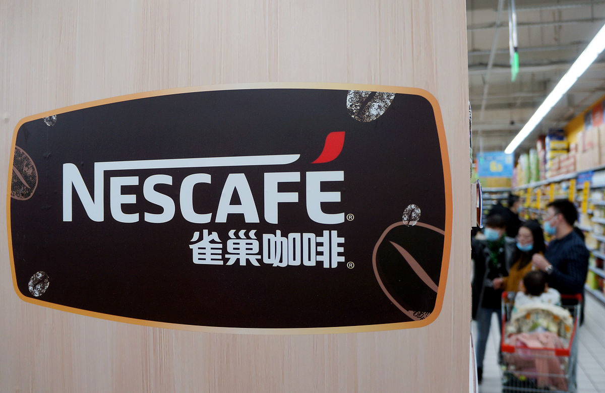 请帮我回答你为什么想要申请雀巢的工作？从以下几个角度：1 表达对雀巢品牌的认可和敬仰以及对其产品和服务的热爱和信任。2 强调自身的专业技能、工作经验和能力以及如何将其应用到雀巢的业务中。3 陈述雀巢的企业文化和价值观与自己的理念和人生目标相符希望能够成为雀巢团队的一员。4 强调对这份工作的热情和动力以及如何将其转化为工作表现和成就为雀巢的发展做出贡献。总之要表达出自己对这份工作的兴趣和热情并展示自