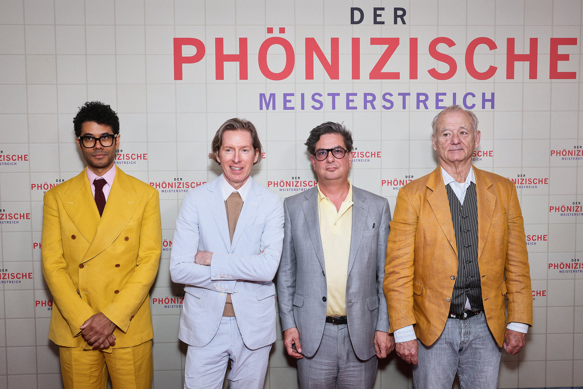 请翻译以下文字：我和王天宁女士是在2014年3月认识的当时她是GE公司中国西部地区战略客户部的负责人主要负责放射超声造影剂售后等GE全线产品四川大学华西医院是她负责的主要客户之一。我认为她最突出的特点是具有超强的领导力、敏锐的市场洞察力、在逆境环境下对市场的超前战略布局善于研究国家相关政策团队在她的带领下已与中国西部各头部医院形成了近10年的深入且稳固的战略合作模式例如在2014年之前华西医院近1