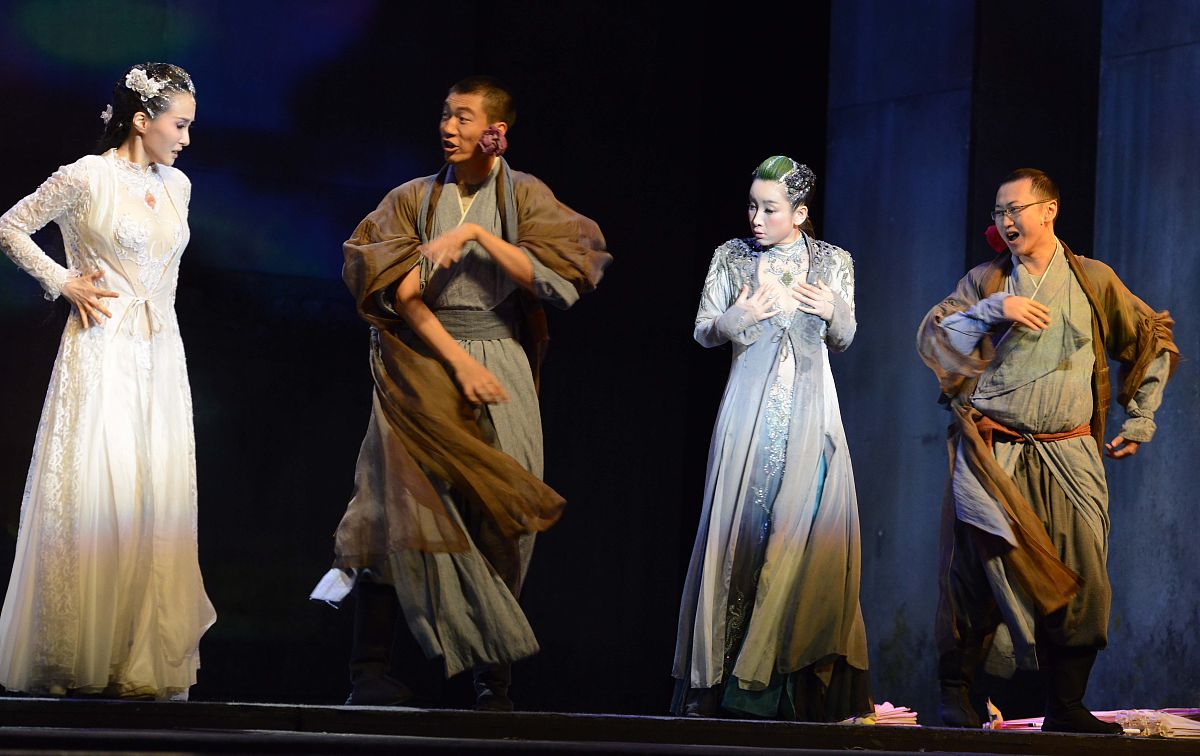 现在你是一名歌剧演员