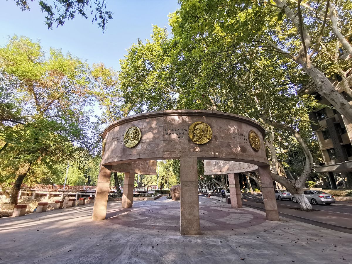 爱因斯坦关于科学成功的名言出处：'爱科学，无限耐心，勤勉，发明能力和常识'