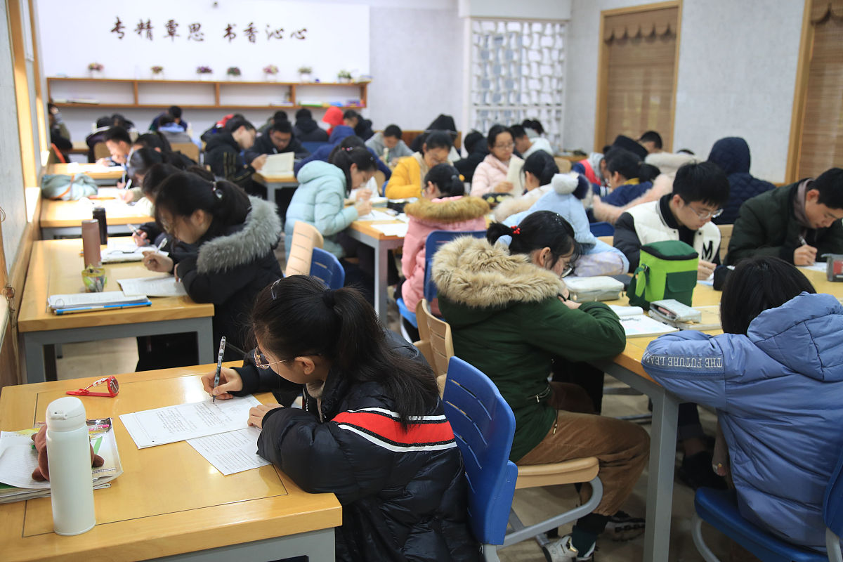 2019年12月24日,浙江宁波镇海中学,自主学习室内自学的高三同学.
