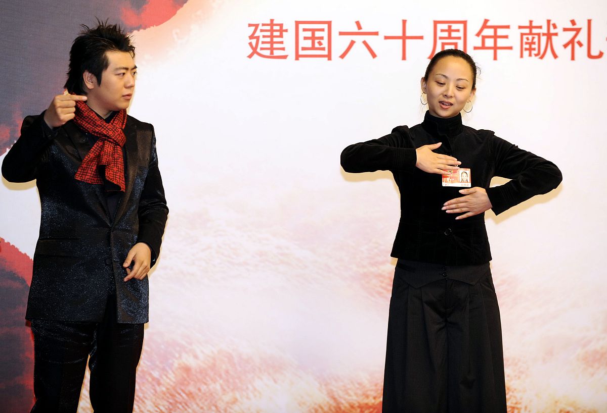 2009年3月8日,北京,建国60周年献礼歌曲《国家》mv在北京沙河举行开机