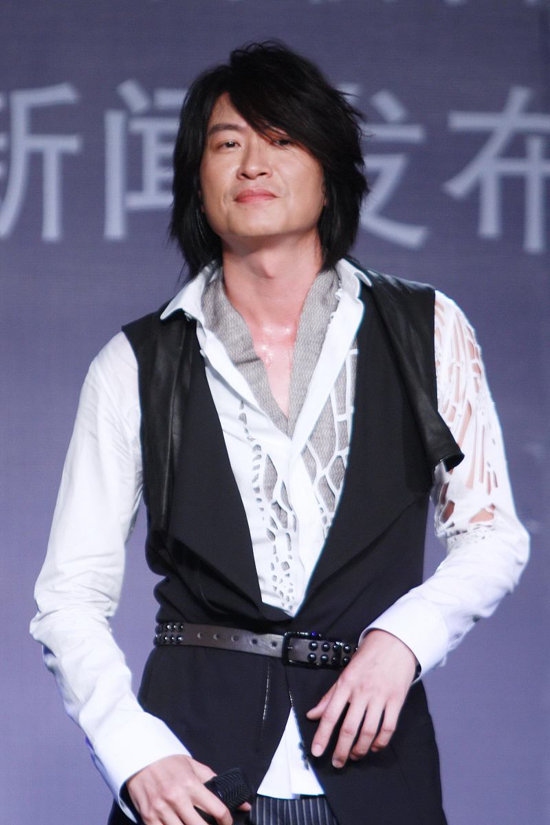 2009年8月19日讯,上海,日前,一身潮流打扮的姚晨现身某酒店门口.+++_+