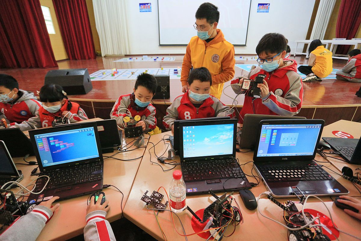 中小学编程启蒙教育基地：开启未来职业之路