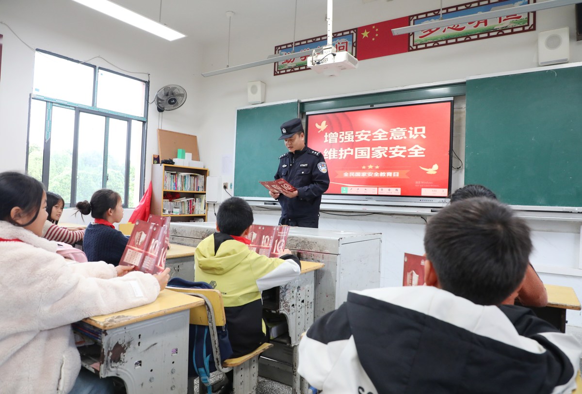 2026年4月13日,在湖南省保靖县清水坪学校,民警为学生