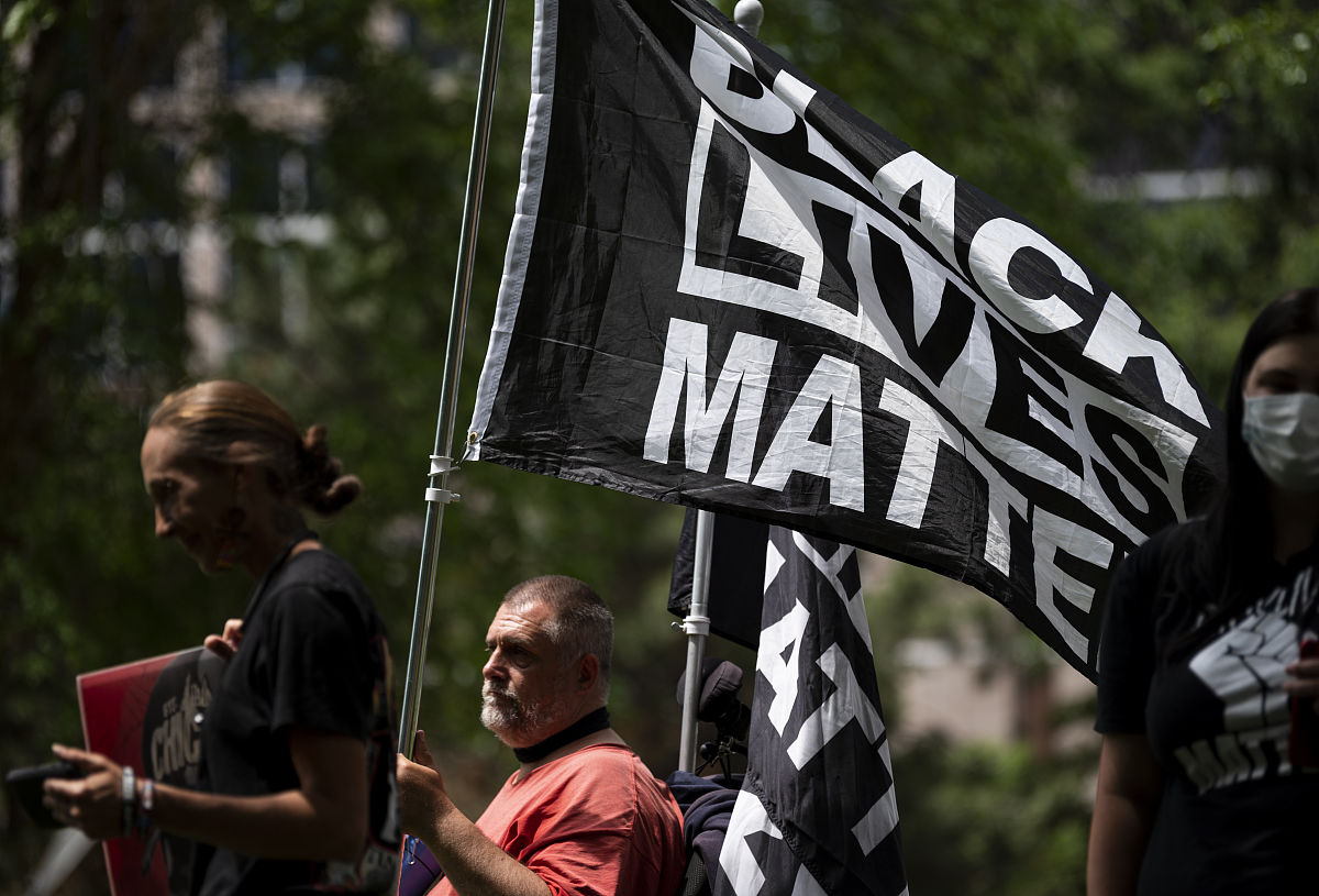 2实习内容	3
2.1化工污水一级处理工艺流程实习	3
2.2化工污水二级处理工艺流程实习	3
2.3化工污水三级处理工艺流程实习	4
3实习结果	5
3.1专业能力提升	5
3.2个人能力提升	5
你的角色是西安市石化污水处理厂的污水处理技术岗位的实习生，请结合提纲写一篇实习报告的摘要，不能直接抄袭他人观点和概念。