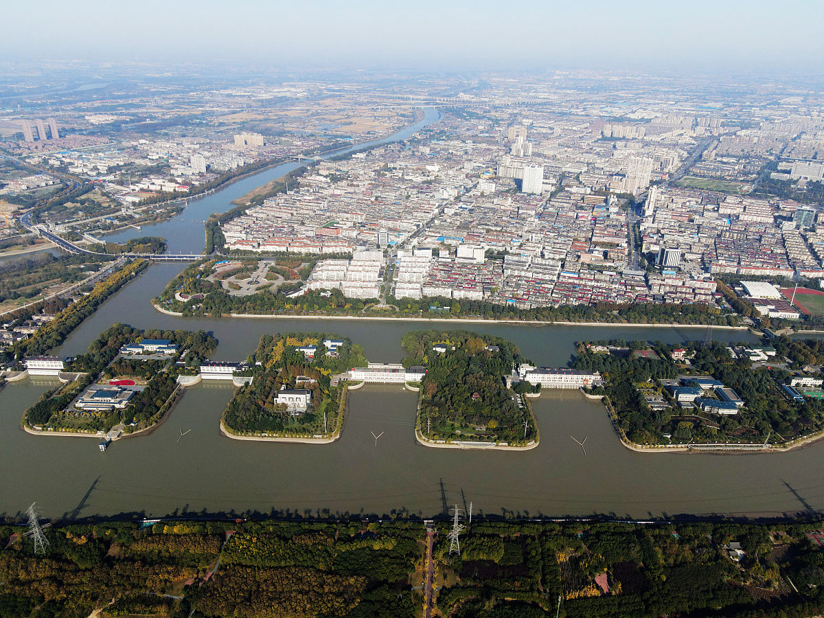 2021年11月11日,航拍江苏省扬州市江都水利枢纽风景区初冬景色.