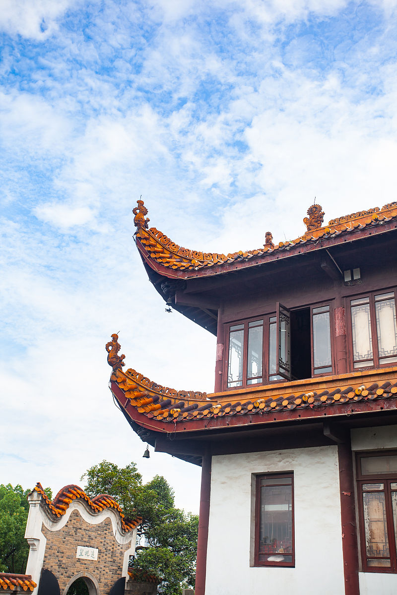 我想周六周日两天从深圳坐高铁去长沙旅游周五晚上出发周日晚上回去。请根据景点距离以及酒店和吃饭安排行程帮我做一个详细的旅游指南中等强度就可以我喜欢美食和拍照喜欢去好玩的地方。