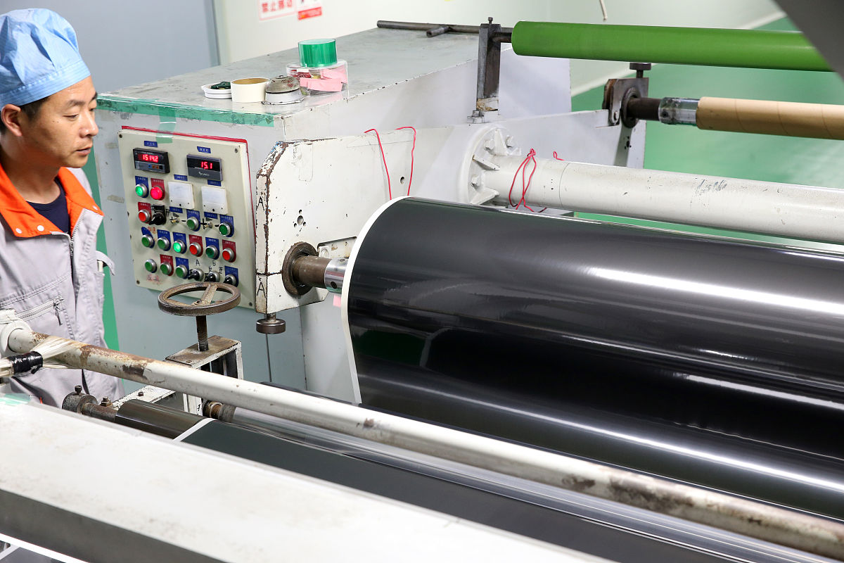 本文综述了生物质材料在双碳战略中的重要性并介绍了纤维素、木质素、半纤维素、秸秆、麻材料等生物质材料的结构、成分和力学性能。此外文章还探讨了生物质复合材料的组成、制备方法和性能优化等方面的研究。介绍了几种常见的生物质复合材料种类金属生物质复合材料无机生物质复合材料木材橡胶复合材料以及木塑复合材料。根据这段话写完整的论文摘要