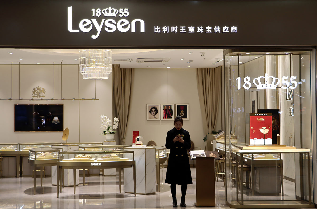 帮我起十个具有高级感的女士饰品店铺名称