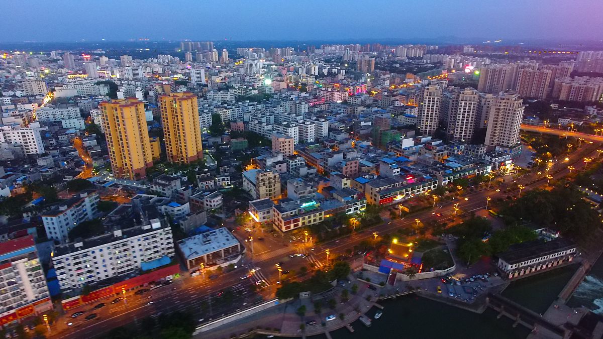 2018年5月4日,海南琼海,万泉河畔华灯初上夜色迷人.